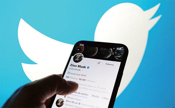 在美國左右兩派就言論自由和推特所為互相交鋒到了白熱化的當口，2022年4月馬斯克宣佈將以440億美元收購社交網絡推特。（Chris Delmas / AFP）