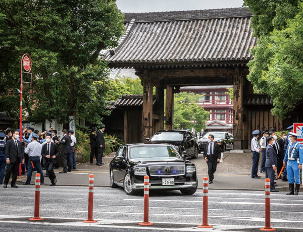 2022年7月12日，日本東京，安倍晉三的靈車於增上寺葬禮結束後離開。（Yuichi Yamazaki/Getty Images）