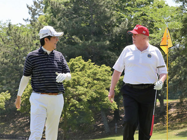 安倍超強的個人外交技巧使他與前美國總統特朗普建立了良好的關係。圖為2019年5月26日安倍（左）和特朗普（右）在千葉茂原鄉村俱樂部打高爾夫球。（The Prime Minister's Office of Japan / AFP）