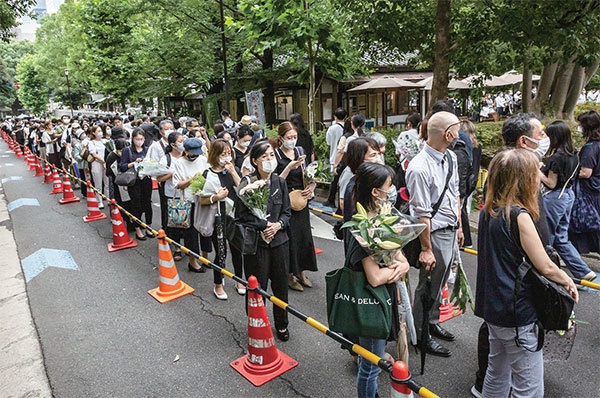 安倍晉三的不幸離去，令人深感他的重要，緬懷他的功績。圖為2022年7月12日，東京增上寺外悼念安倍晉三的民眾大排長龍。（Yuichi Yamazaki / Getty Images）