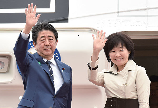 2018年4月17日，日本首相安倍晉三和他的妻子安倍昭惠從東京羽田機場出發前往美國時揮手致意。（Kazuhiro Nogi / AFP）