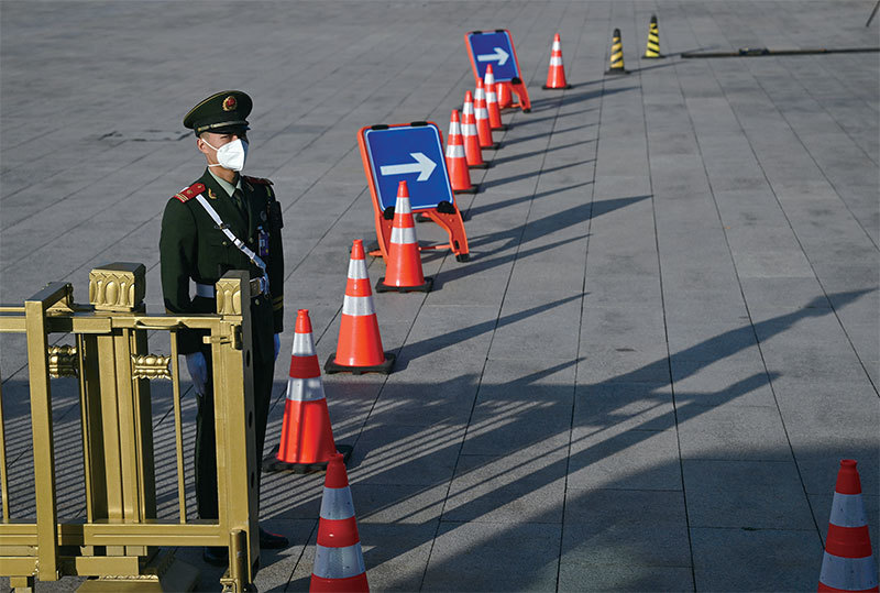 中共二十大上，習近平獲得了史無前例的三連任，中共的歷史走入一個所謂的「習近平新時代」。圖為2022年10月16日中共二十大會開幕，北京天安門廣場警衛戒備。（Noel Celis / AFP）