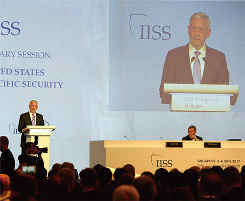 亞洲最大的年度安全會議6月2日至4日在新加坡舉行。路透社報導澳洲、日本、印度及越南在會中尋求建立非正式聯盟以應對中共。圖為美國防部長馬蒂斯在大會演講。（AFP）
