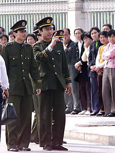 羅干為了迎合江澤民，設計圈套，引導1999年4月25日赴北京上訪的萬名法輪功學員跟隨警察走，製造所謂「包圍中南海」事件，構陷法輪功。（AFP）