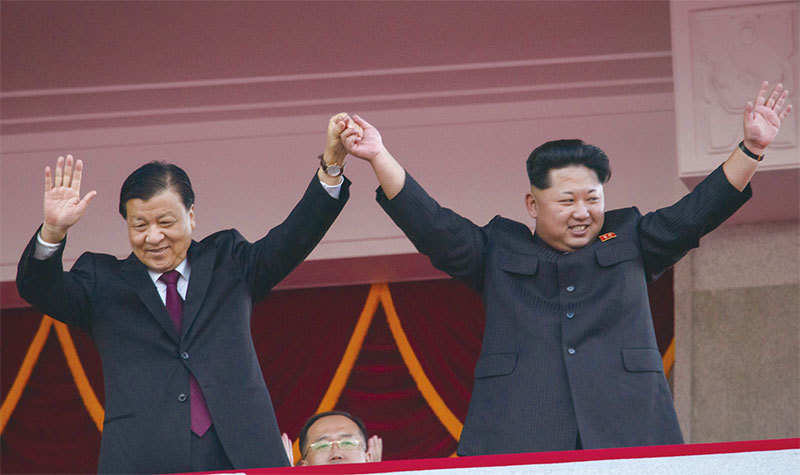18大後，中共領導人首次赴北韓大使館及首位訪問北韓的人均為江派的劉雲山。圖為2015年10月10日劉雲山與金正恩一起觀看閱兵式。（AFP）