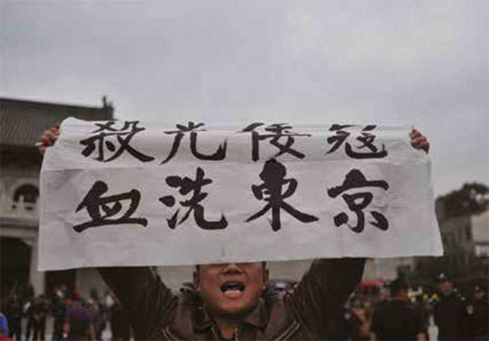 共產黨把恨注入人的心裡，恨美國、恨日本、恨自由社會、恨普世價值、恨「真、善、忍」。圖為2012年9月18日，昆明反日遊行充斥仇恨標語。（AFP）