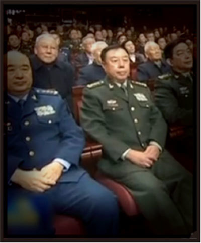 2018年2月2日范長龍隨習近平等軍方高層一起露面，但沒有跟退休軍隊幹部們握手，且觀看演出時肢體行為拘謹。（視頻截圖）