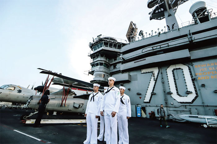 3月5日，中共人大會議開幕當天，美國海軍尼米茲級核動力航空母艦卡爾文森號抵達越南峴港市，展開為期五天的訪問。（Getty Images）