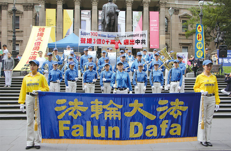 3月25日，墨爾本部分法輪功學員在市中心州立圖書館前舉辦集會，慶祝三億中國人擺脫共產主義的枷鎖和烙印，重獲新生。（大紀元）