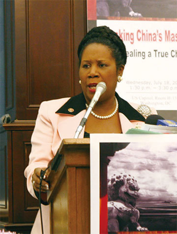 2007年7月，國會眾議員傑克遜．李（Sheila Jackson Lee）對2300多萬退出中共的中國民眾表示敬意。（大紀元）
