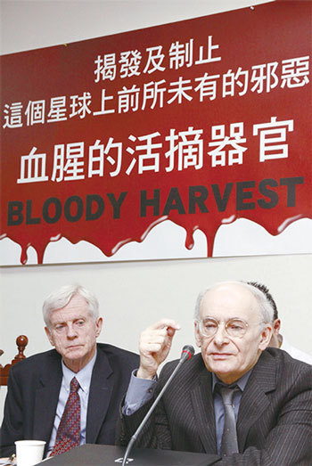 加拿大兩位活摘調查員大衛．麥塔斯（David Matas，右）和大衛．喬高（David Kilgour，左）2011年出版《血腥的活摘器官》中文版，揭發這個星球上前所未有的邪惡。（大紀元）