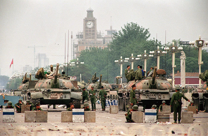 1989年6月3日夜至6月4日凌晨，中共出動坦克和裝甲車對手無寸鐵的學生進行屠殺。（Getty Images）