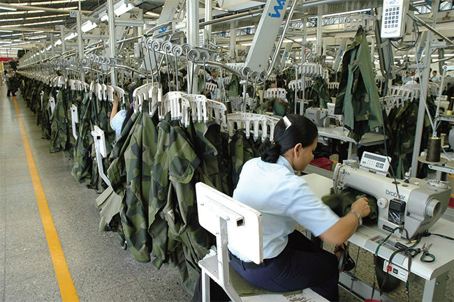 由於中美關稅戰，全球製造商紛紛改變供應鏈，位於中國的外企在向低成本的東南亞加速遷移，甚至流向美國。（AFP）