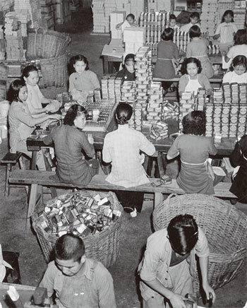 1949年9月，中國共產黨領導的政協通過《共同綱領》，七年後，中國800萬人的私人財產被剝奪了。圖為1955年中國西部一家製作錫盒的工廠。（Getty Images）