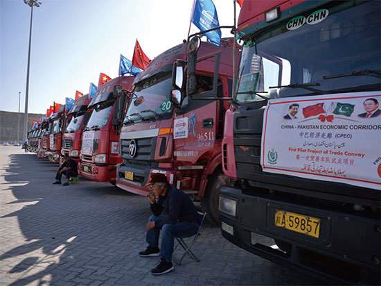 巴基斯坦是中共在南亞利益的重要組成部分。圖為由中國出資修建的巴基斯坦瓜達爾港於2016年11月13日正式啟用，中國司機坐在第一批貿易貨物的卡車旁。（AFP）