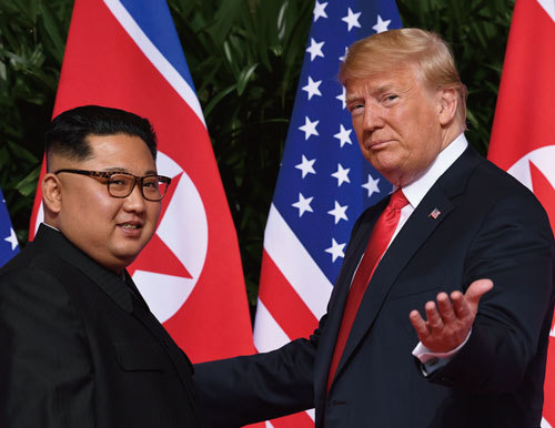 特朗普（右）考慮在2019年1月或2月與金正恩（左）二度會晤，屆時北京可能喪失朝核問題這一談判籌碼，甚至有可能北韓牌轉手為特朗普所掌控。圖為2018年6月12日特金會。（ AFP）