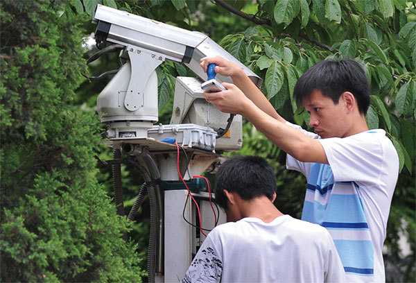 中共龐大的「平安城市」計畫，截至2017年已在全國部署逾1.7億個攝像頭監控民眾。億萬個攝像頭被冠以天網和雪亮工程之名將中國大陸改造為一個大監獄。（AFP）