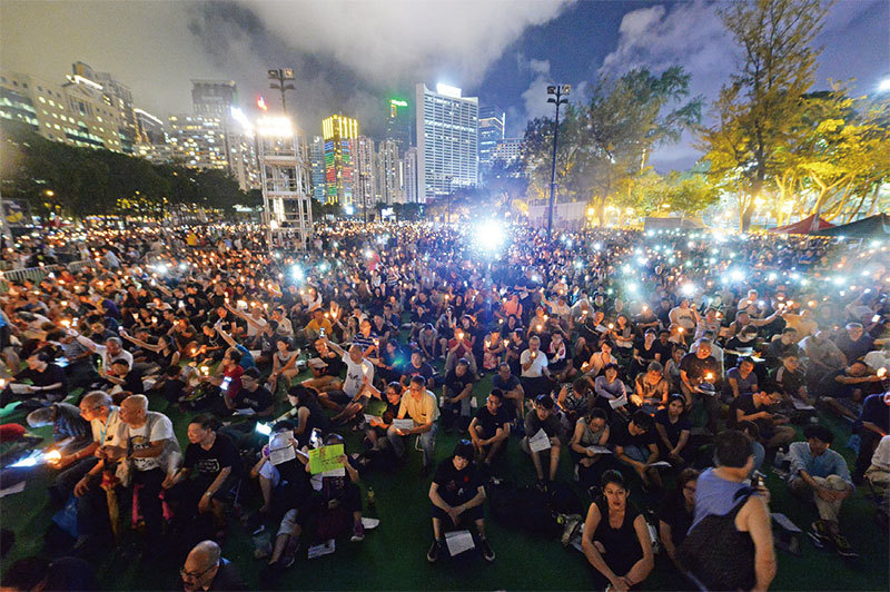 2017年6月4日，11萬港人聚維園悼「六四」28周年，萬點蠋光照亮香港維多利亞公園，呼籲追究屠城責任，結束中共暴政。（宋碧龍／大紀元）