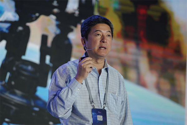 2017年7月15日，北京，張首晟在2017網易未來科技峰會上演講。他稱正在研究新型材料，試圖應用「量子自旋霍爾效應」創造新型晶元，實現「革命性突破」。（大紀元資料室）
