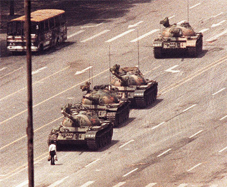 1989年6月4日，以鄧小平為首武力鎮壓，「六四天安門大屠殺」慘案震驚國際。但中共發言人謊稱沒有死一個人。圖為當時北京一位男子以血肉之軀阻擋中共的鋼鐵坦克。（六四檔案）