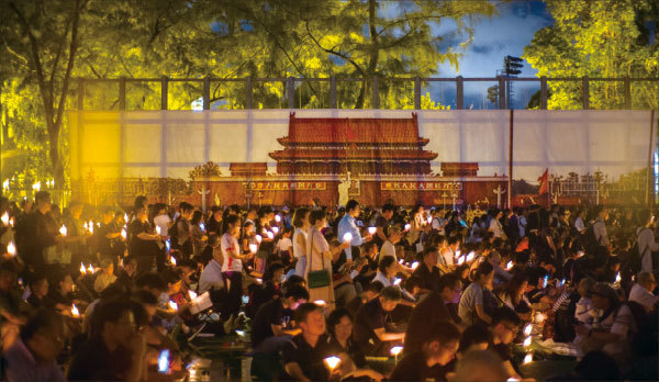 2018年6月3日逾11萬人香港維園悼「六四」29周年。（AFP）