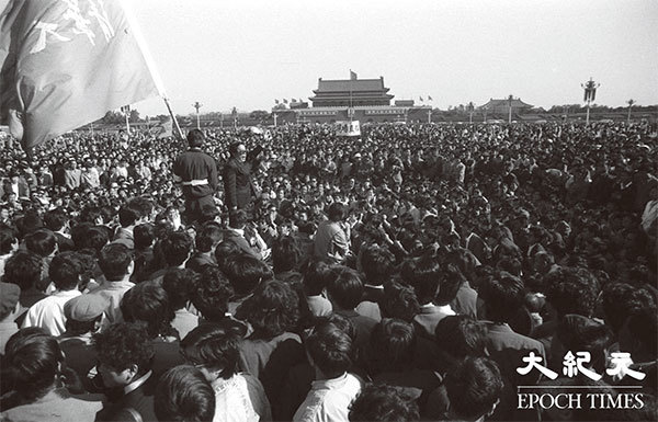 八九「六四」前，北京各大學學生大遊行至東西長安街並湧入天安門廣場，市民隨即跟進加入，最多時人數高達百萬。圖示有精英在清華大學旗下演講。