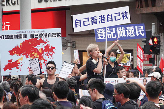 香港今年和明年分別舉行區議會和立法會選舉，多個團體沿路設置街站，呼籲市民登記成為選民。（余鋼／大紀元）