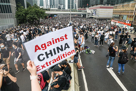 6月12日一早，香港民眾聚集在立法會外，反對港府推行引渡條例。（AFP）