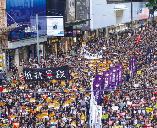 香港「七一」遊行再創紀錄，55萬人參加，抵抗中共暴政成為遊行民眾的主要訴求。（余鋼／大紀元）