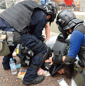 國際特赦組織6月21日發表報告指，港警在香港「反送中」示威衝突中，使用不必要的、過分的武力來對付大致和平的示威者。（宋碧龍／大紀元）