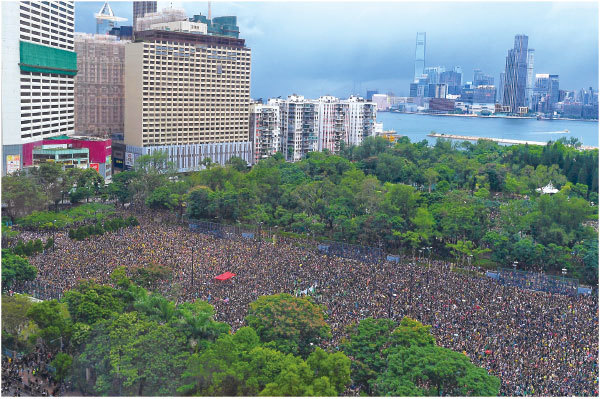 >8.18不懼風雨 170萬港人維園流水式集會再創歷史