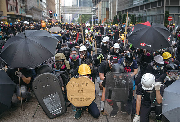 8．24,港警清場 示威者並肩對抗