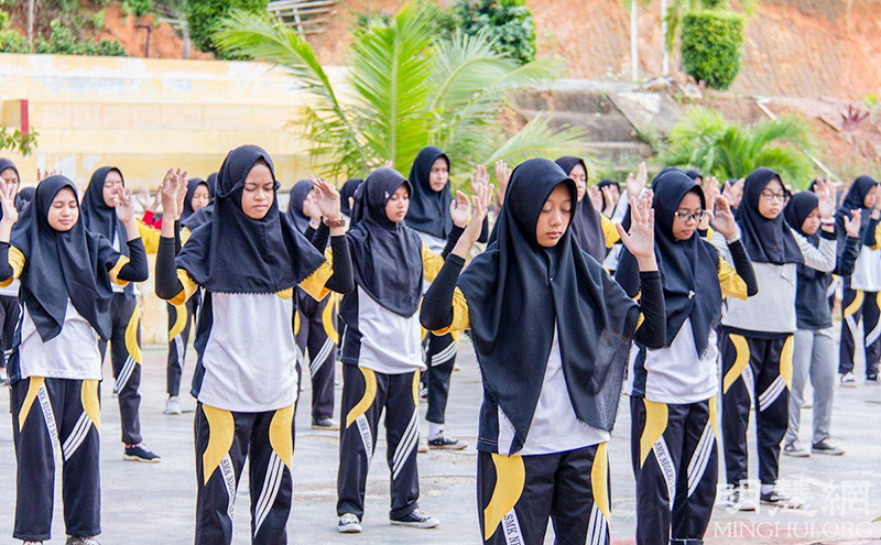 法輪大法在印尼 巴丹島校園廣受歡迎