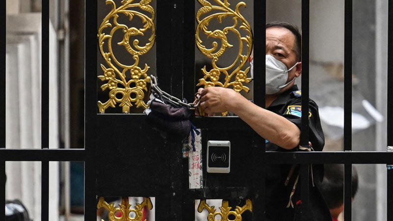 官方甩鍋不談封城 上海市民咬牙追責