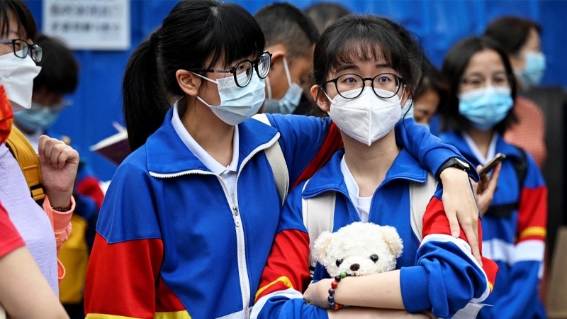 中國多校爆疫情 家長盼孩子回家 
