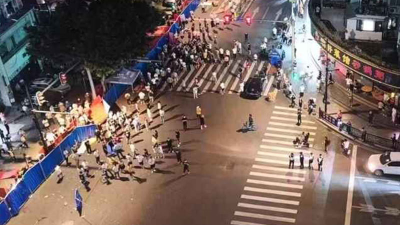 廣州海珠區封控激烈 爆發萬人衝卡抗議