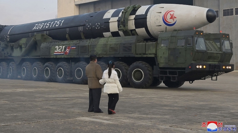 金正恩槓多國「以核制核」 試射現場亮四代接班人？