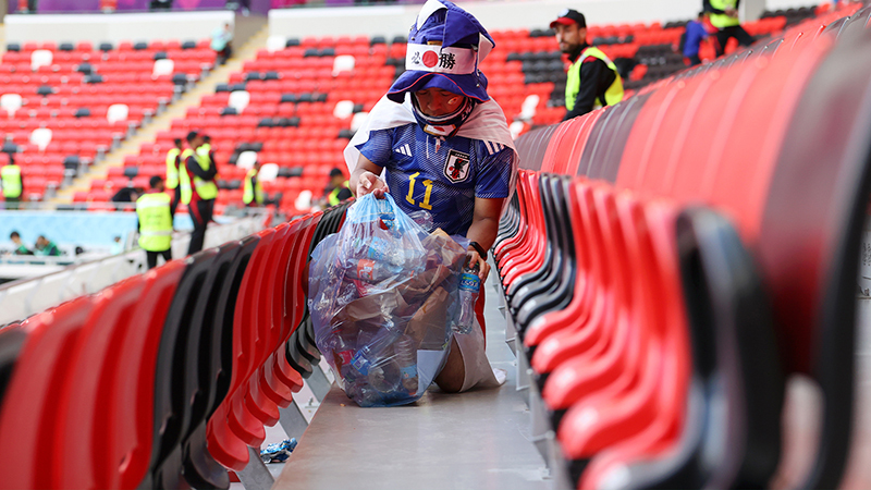 日本球迷賽後撿垃圾 世界盃最亮麗風景