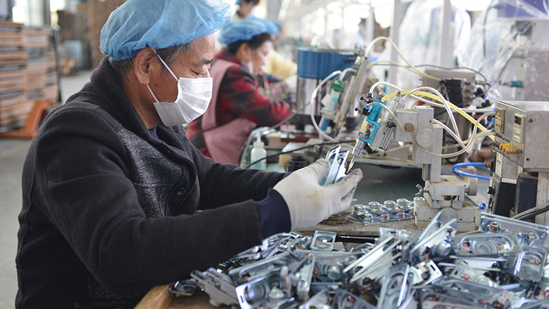  製造業大幅萎縮 中共組織企業海外搶單