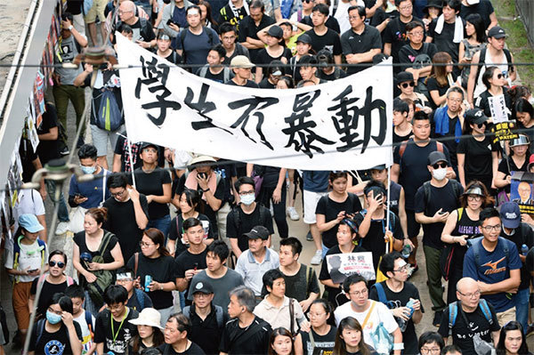 圖4：2019年7月21日，香港，民陣發起的反送中遊行隊伍中，有市民舉起「學生冇暴動」的橫幅。（宋碧龍／大紀元）