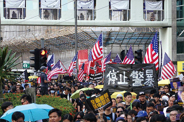 圖5：2019年7月21日，香港，民陣發起的反送中遊行隊伍中，有市民舉起「停止警暴」的橫幅。（余鋼／大紀元）