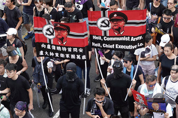圖6：2019年7月21日，香港，民陣發起的反送中遊行隊伍中，有市民舉橫幅怒諷香港警務處處長盧偉聰。（余鋼／大紀元）