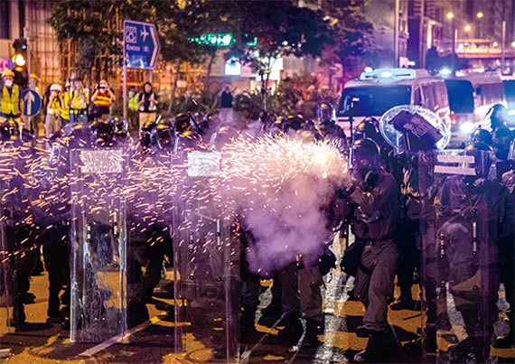 7月21日，香港民陣發起的反送中遊行，晚間10點多在信德中心爆發警民衝突，警方多次施放催淚彈清場。（余鋼／大紀元）