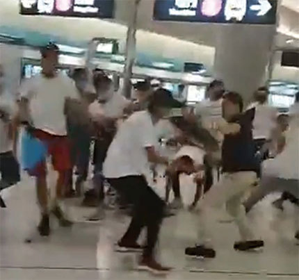 7月21日晚，白衣人持棍棒在元朗西鐵站攻擊示威者，在車廂內隨意追打市民、記者和民主派議員，導致至少45人受傷。（AFP）