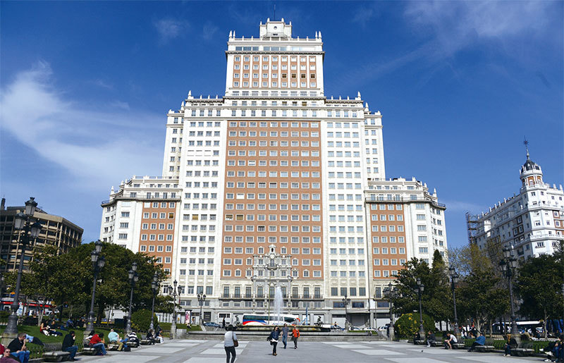 西班牙首都馬德里的西班牙大廈是「西班牙人的共同記憶」，王健林擬重建該大廈的計畫受到馬德里市民的強烈反對。（AFP）