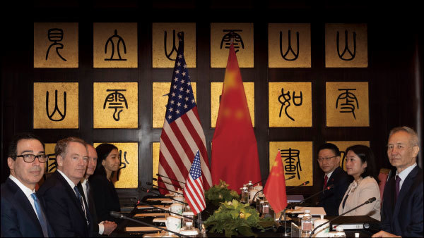 7月30、31日，中美於上海重啟貿易談判。美國貿易代表萊特希澤（右）、財政部長姆努欽（中），和中方代表劉鶴（左二）代表談判。（AFP）