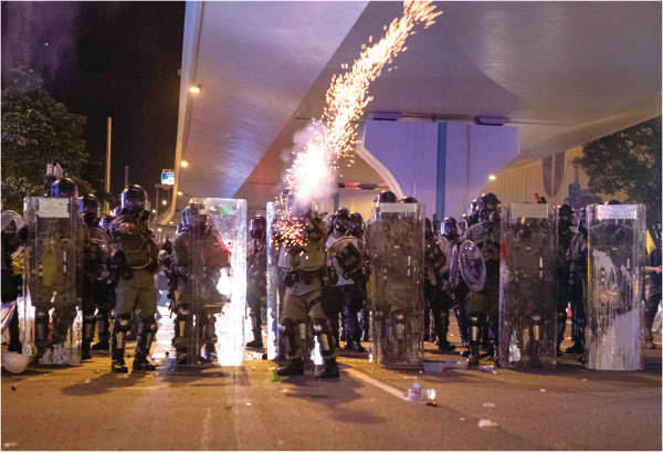 7月28日，香港遮打反警察暴力集會後，市民遊行到西環，在中聯辦附近與警察對峙，其後警察頻繁發射橡膠子彈及催淚彈清場。（余鋼／大紀元）