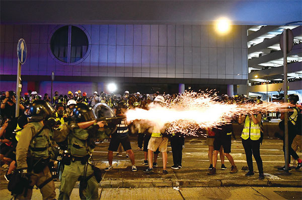 香港警方7月21日清場時一共開了84槍，其中包括55枚催淚彈、5枚橡膠子彈以及24枚海綿彈。圖為7月21日晚間，香港警察向抗議民眾瞄準射擊。（AFP）
