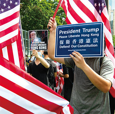 特朗普總統7月21日表示，他認為香港反送中運動相對來講是非暴力的，中共領導人習近平在該事件上是負責任的。希望習近平能做正確的決定。圖為7月21日反送中集會現場。（AFP）