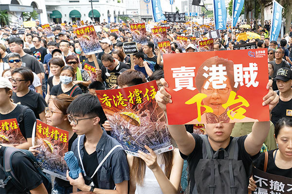 7月21日元朗襲擊事件，引發大批公務員發聲，500多名香港行政主任也連署批評特首林鄭月娥。圖為7月7日九龍反送中大遊行，市民要求林鄭下臺。（李逸╱大紀元）